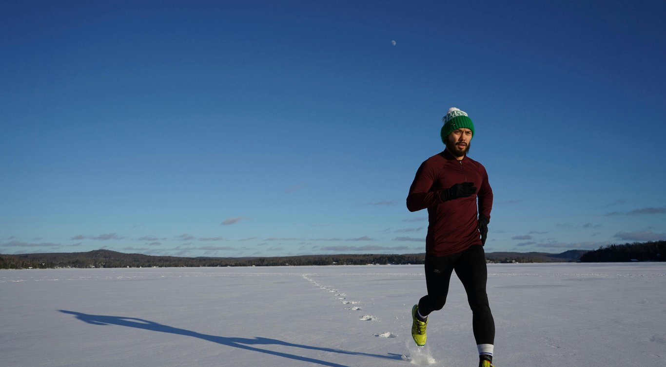 Мужчина занимается бегом