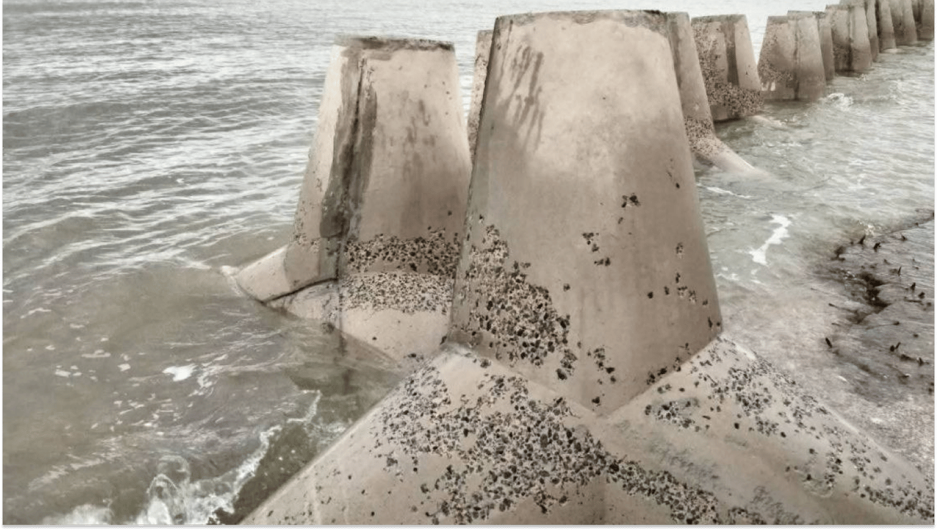 Тетраподи змиває в море