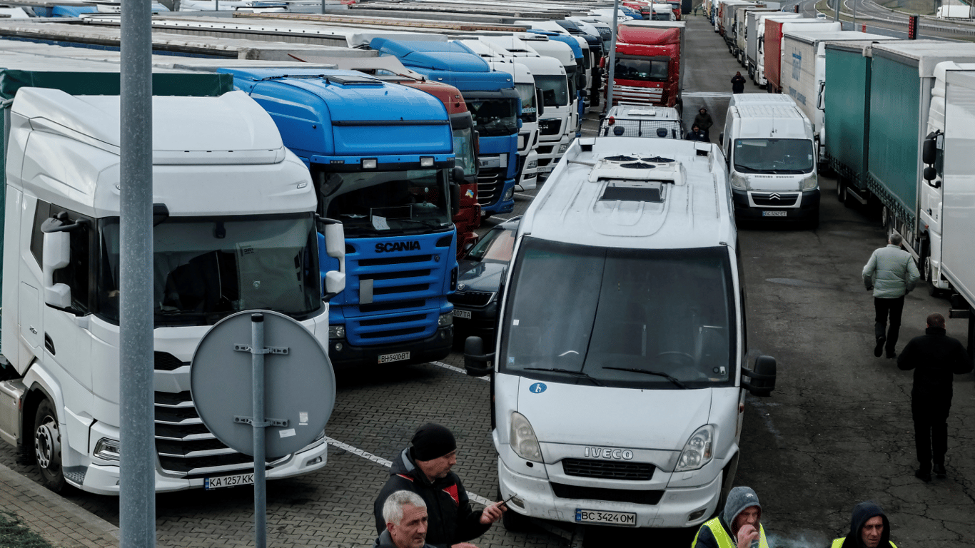 У ДПСУ назвали кількість вантажівок, які зараз заблоковані на польському кордоні