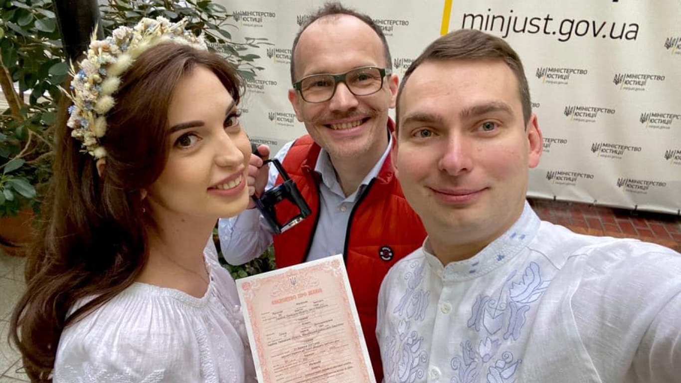 Народные депутаты Железняк и Коваль поженились — брак зарегистрировал Малюська