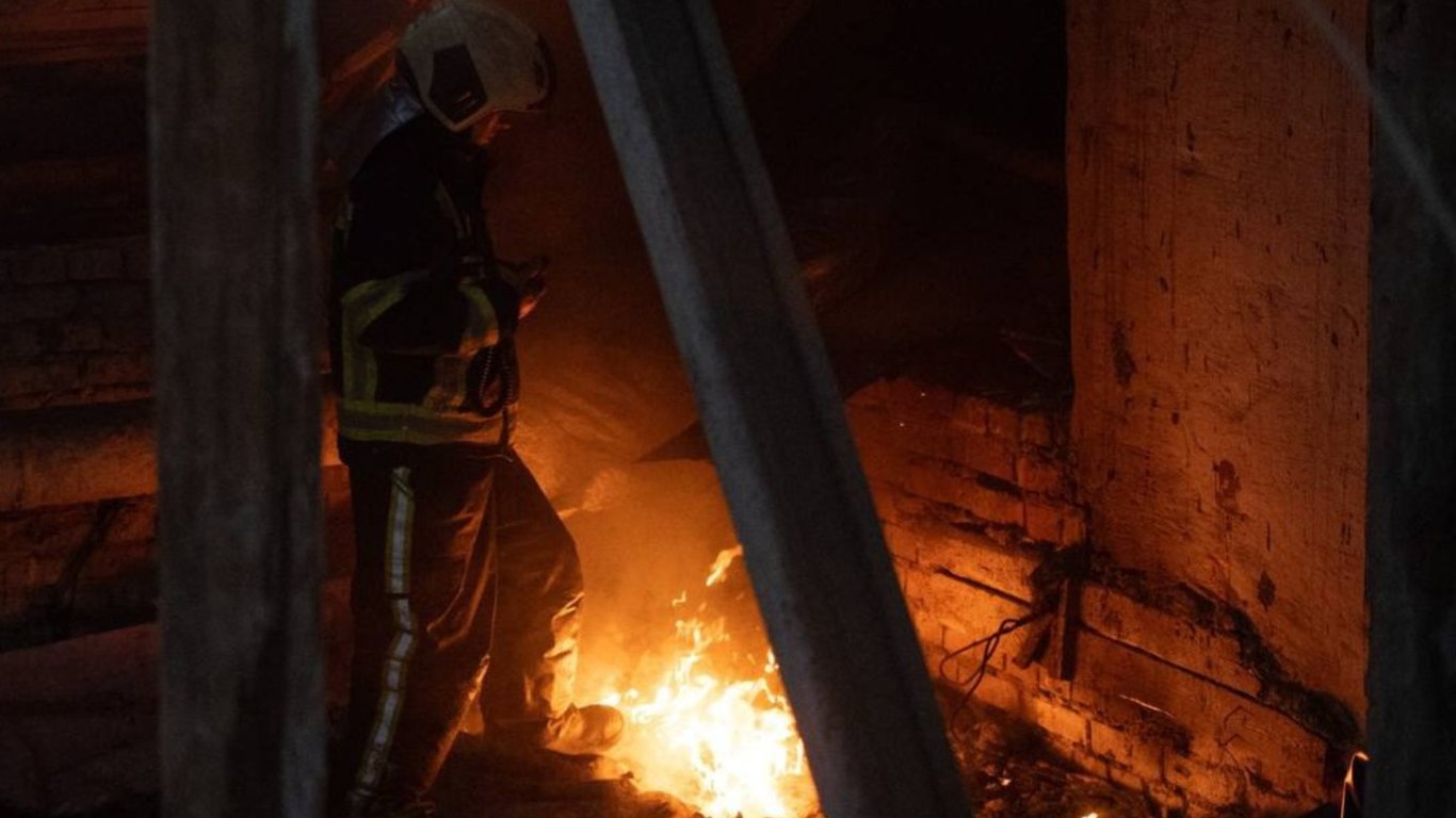 Нічний удар по Києву: постраждали люди