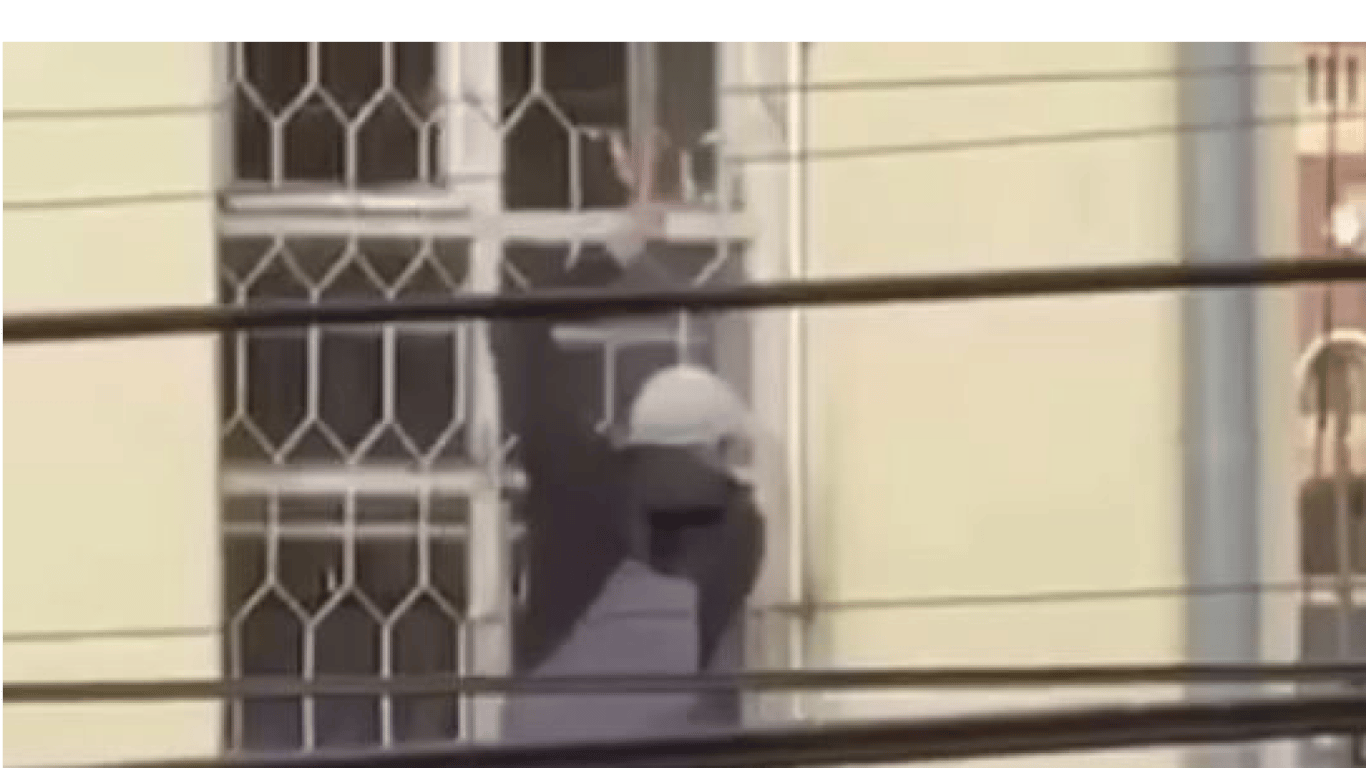 Побег из Шоушенка — в Закарпатье мужчина выпрыгнул из окна со второго этажа ТЦК