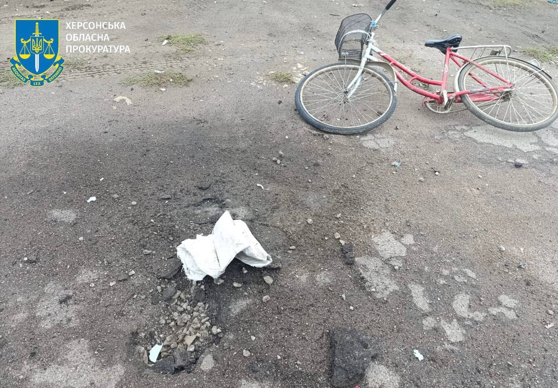На Херсонщині російський дрон скинув вибухівку на чоловіка на велосипеді
