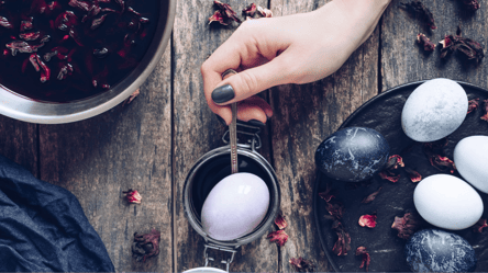Бриллиантовые, мраморные и космические: как оригинально покрасить яйца на Пасху - 285x160