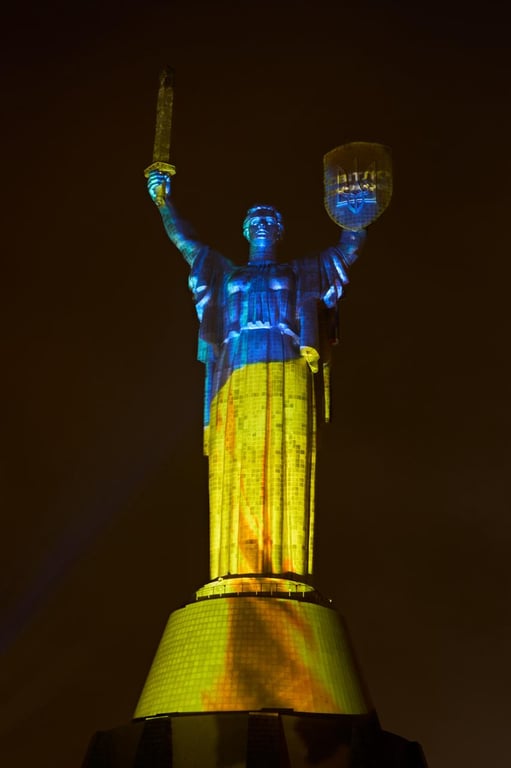 Монумент Батьківщина-мати у Києві підсвітили національними кольорами 21 грудня
