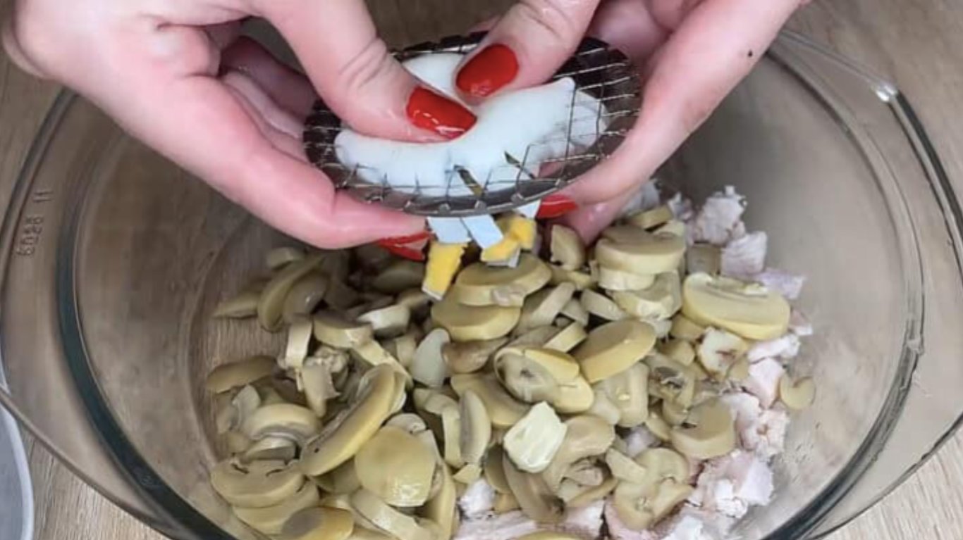 ніжна святкова закуска з курячим філе, маринованими печерицями, яйцями та сиром