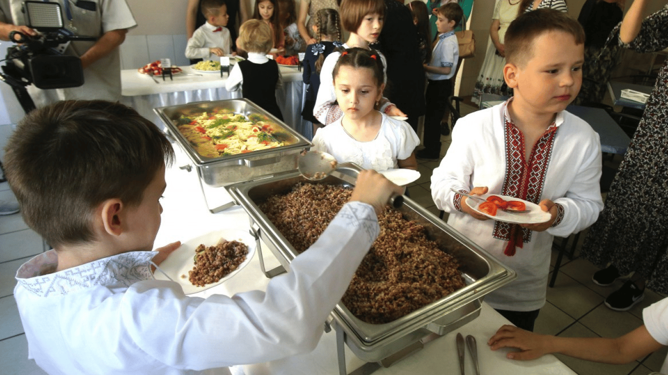 Как получить льготы на питание в школах и детсадах — в Кабмине рассказали детали
