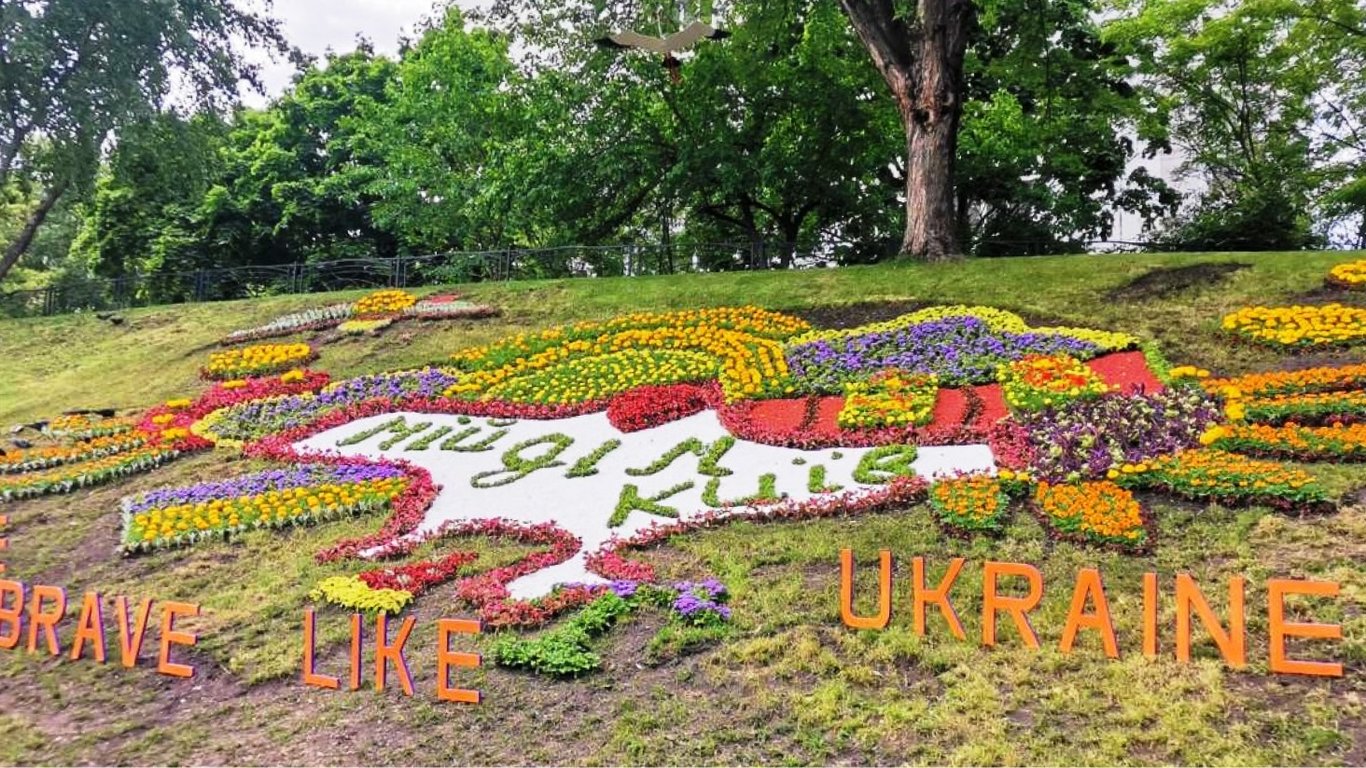 Ко Дню Киева столицу украсили патриотическими композициями из цветов