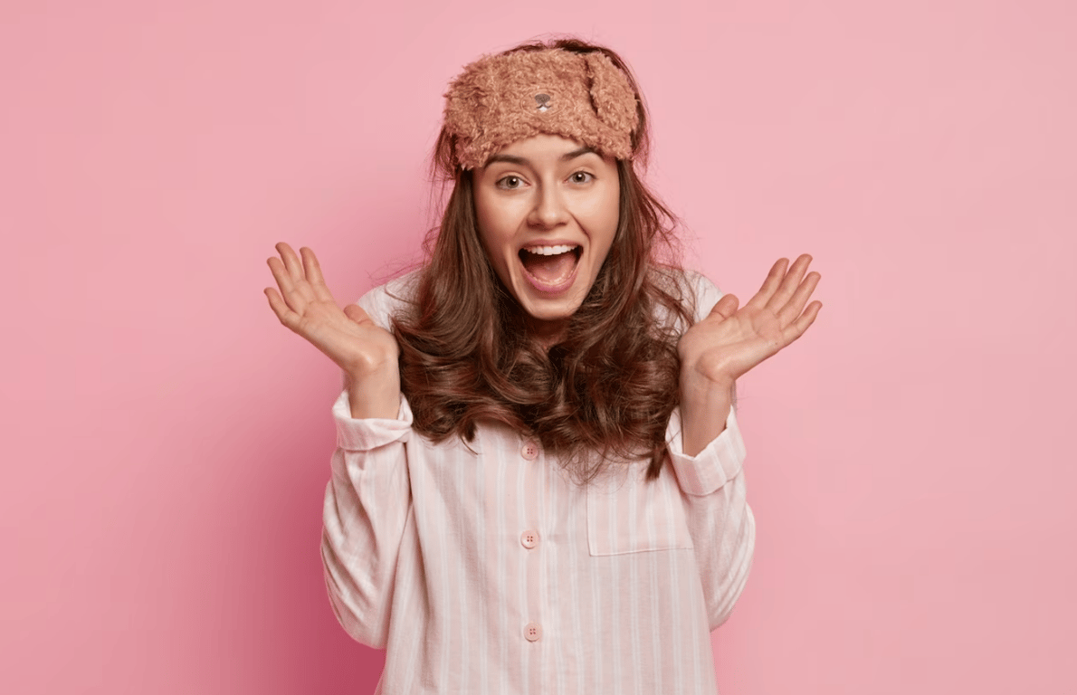 Молодая девушка в ночной рубашке