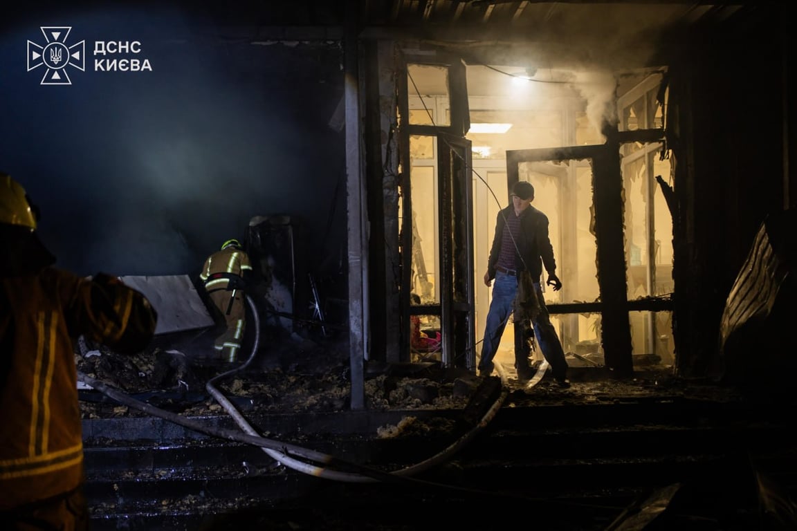 Рятувальники гасять пожежу після удару по Києву 1 жовтня