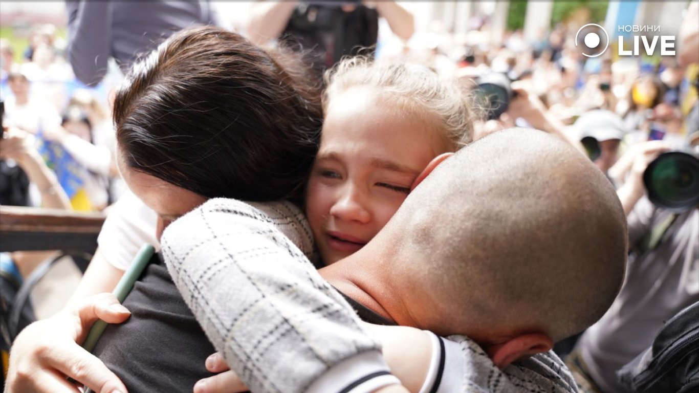 Донька дочекалась батька з полону 25 травня