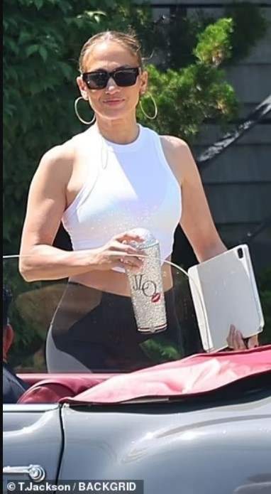 Дженніфер Лопес напередодні річниці весілля з Беном Аффлеком знову прогулялася на самоті - фото 2