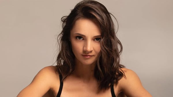 Жігіттің өтіп бара жатқан адамдарға жұлқыған порно видеосы