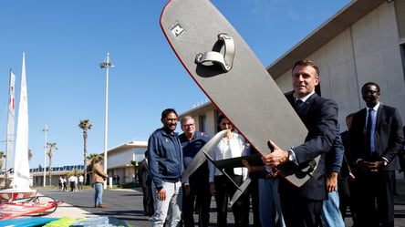 Макрон відвідав вітрильний комплекс "Париж-2024" у Марселі та побачив Олімпійський вогонь - 290x166