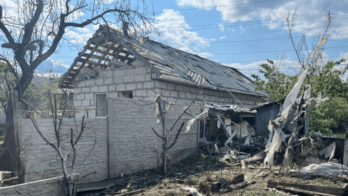 Чоловік загинув на місці, а жінка опинилась у лікарні через обстріл приватного будинку на Запоріжжі