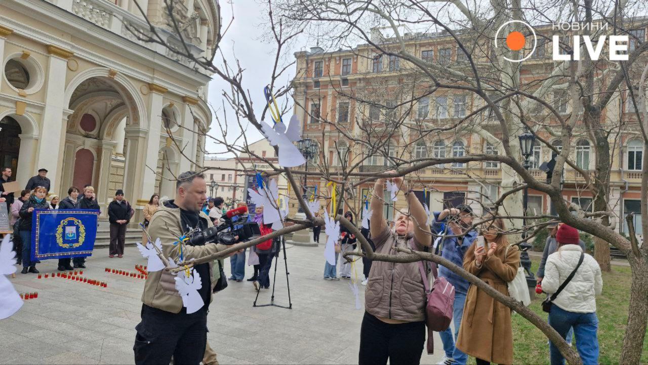В Одесі вшанували загиблих через обстріл драмтеатру Маріуполя