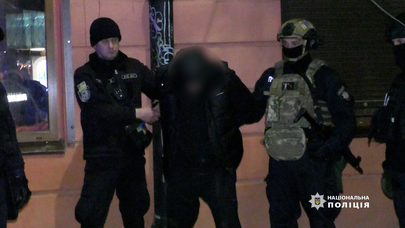 Правоохранители и задержанный фигурант, доставший гранату в баре в Черновцах