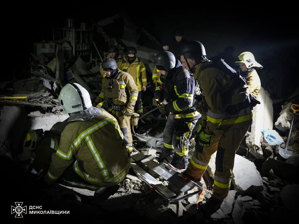 Спасатели разбирают завалы