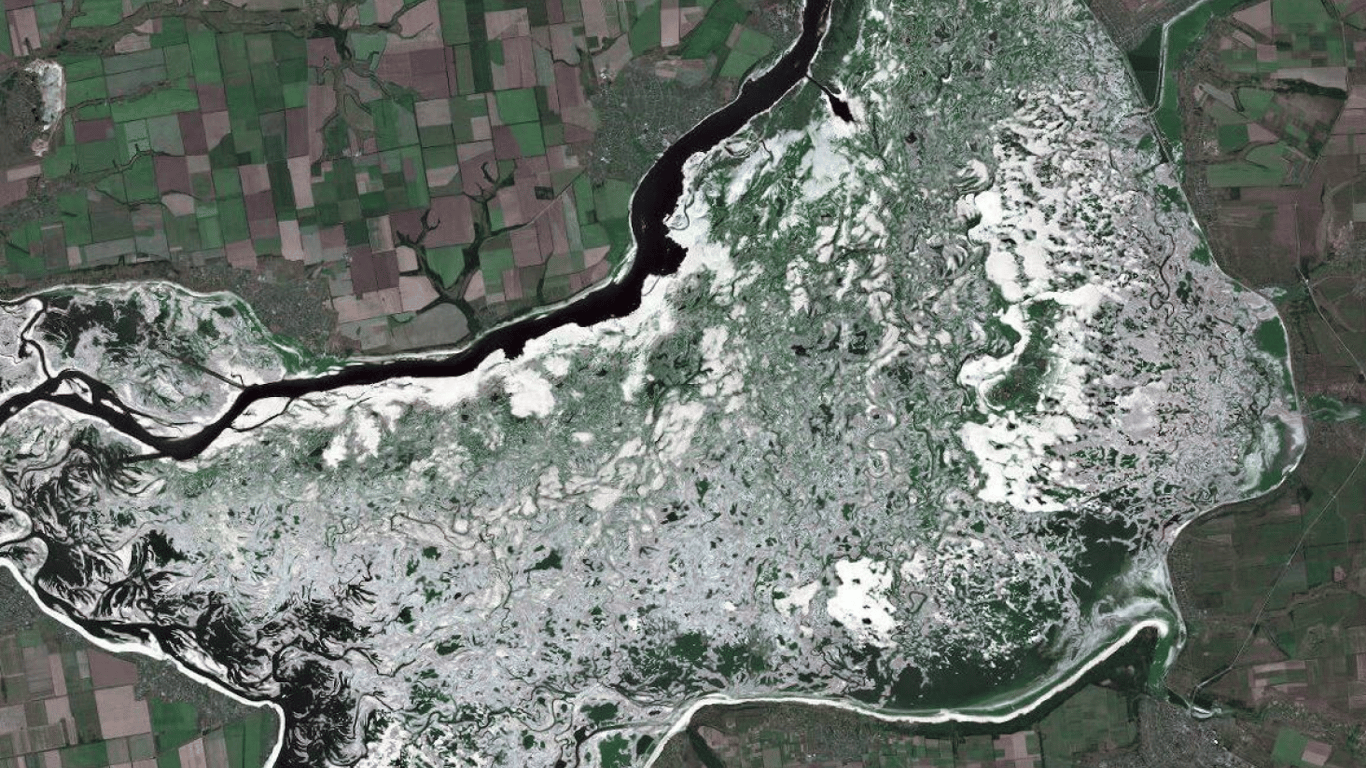 У мережі з'явилися нові супутникові знімки знищеного окупантами Каховського водосховища