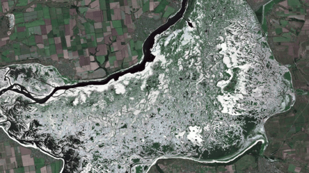 У мережі з'явилися нові супутникові знімки знищеного окупантами Каховського водосховища - 285x160