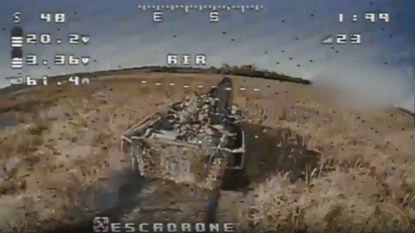 Бойцы 120 ОРБ дроном-камикадзе атакуют врага: потрясающее видео