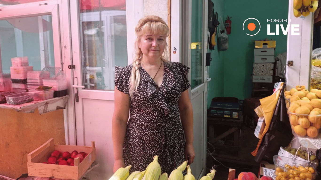 Продавчиня Ірина про фрукти. Фото: Новини.LIVE