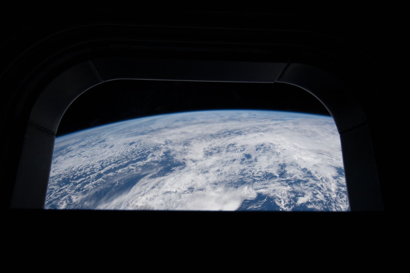 Фото з борту космічного корабля Orion під час місії Artemis II