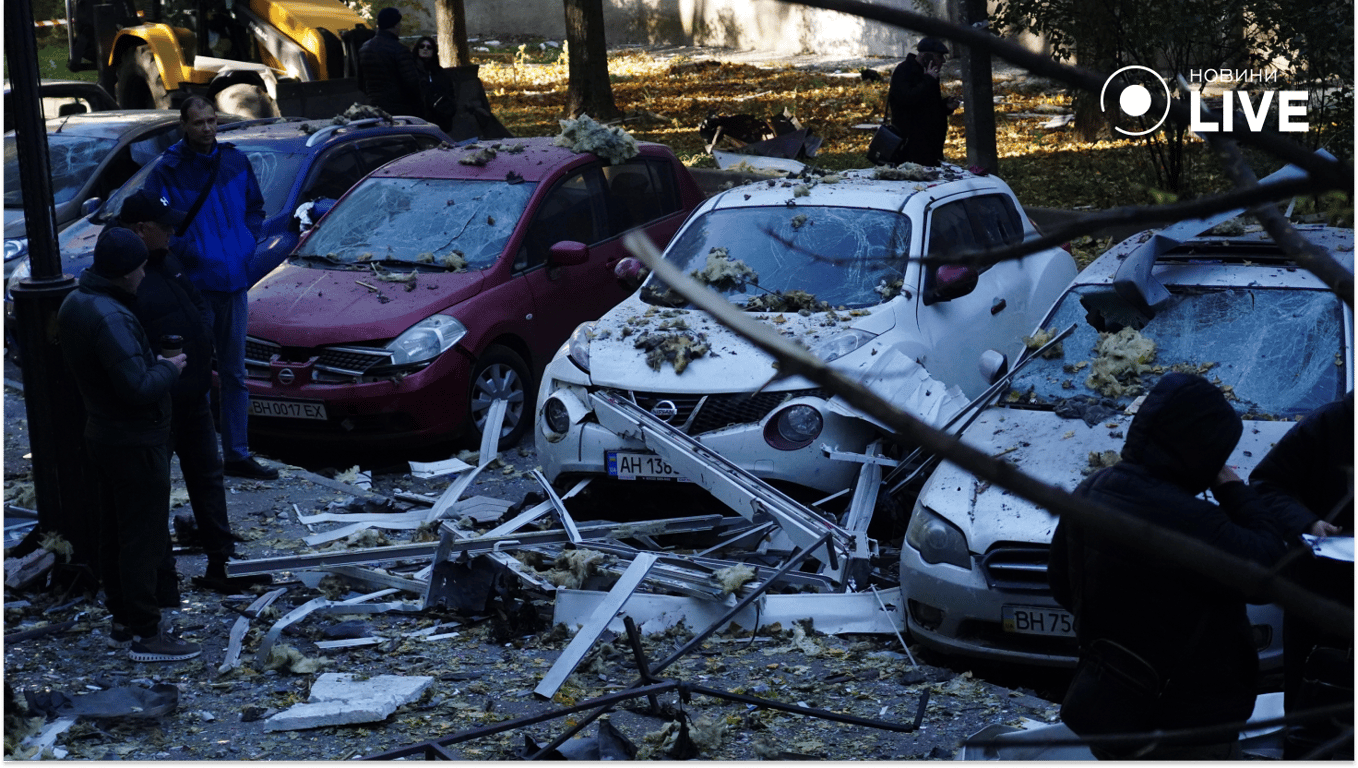 Пошкоджені біля будинку машини. Фото: Новини.LIVE/ Юлія Браславська