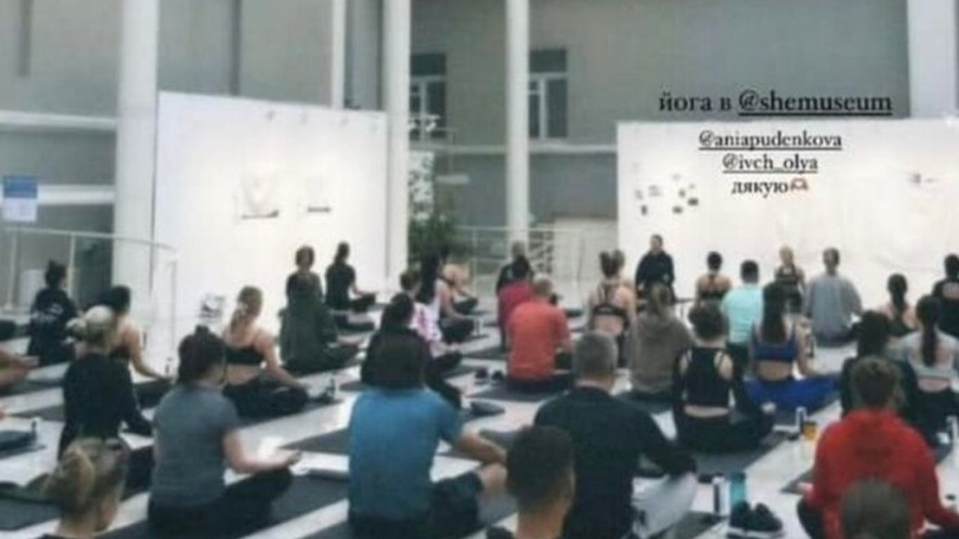 Йога во время выставки военных фотографий из Мариуполя — в Киеве разгорелся новый скандал