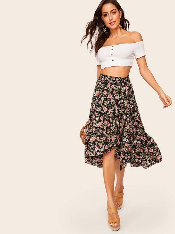 Молодая девушка в юбке с легким цветочным принтом