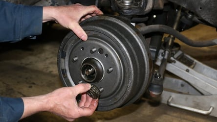 Навіщо на нові електрокари ставлять застарілі барабанні гальма - 285x160