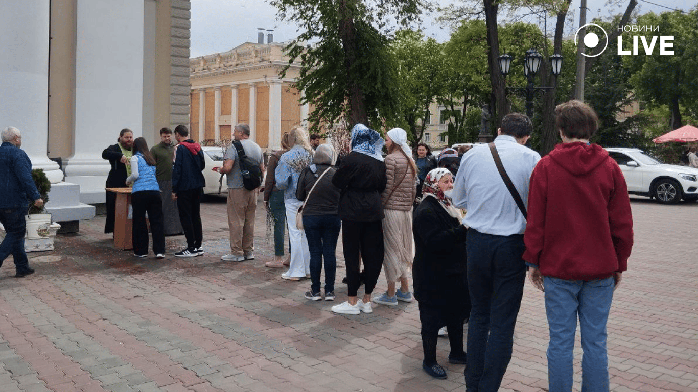 Люди освячують букети з верби в Одесі сьогодні, 28 квітня
