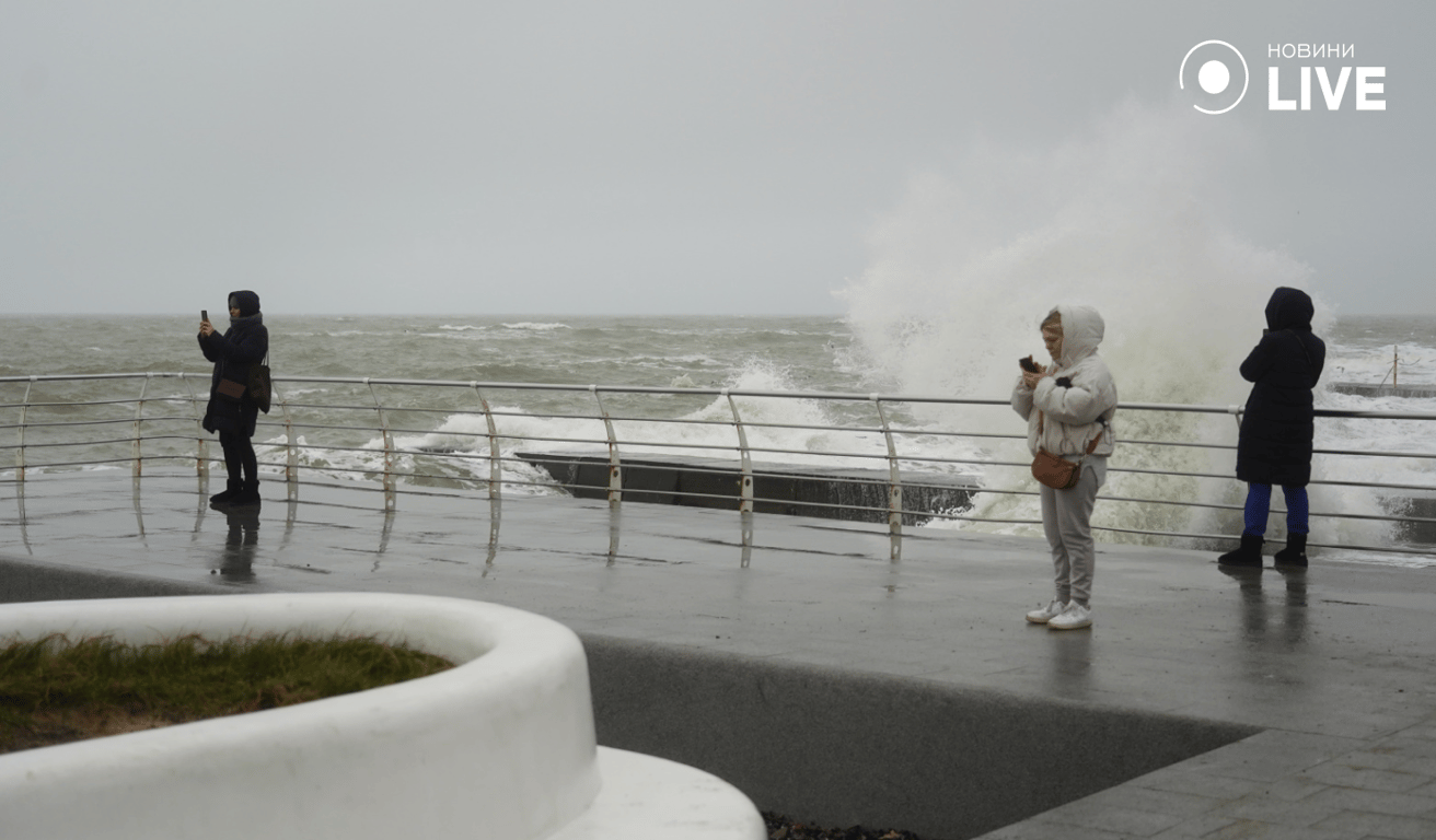 У владі хвиль і вітру — шторм в Одесі очима фотографа Новини.LIVE - фото 7