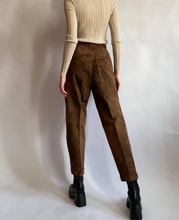 Замшеві штани в числі популярних цього сезону