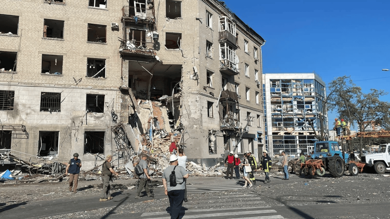 Харьков оказался под вражескими обстрелами - момент прилета КАБа