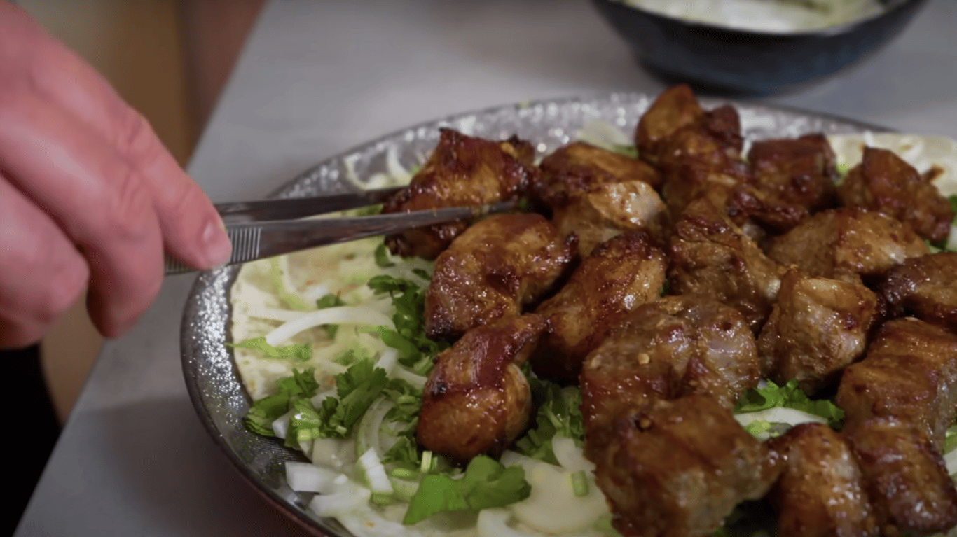 пікантна свинина по-грузинськи та сацебелі