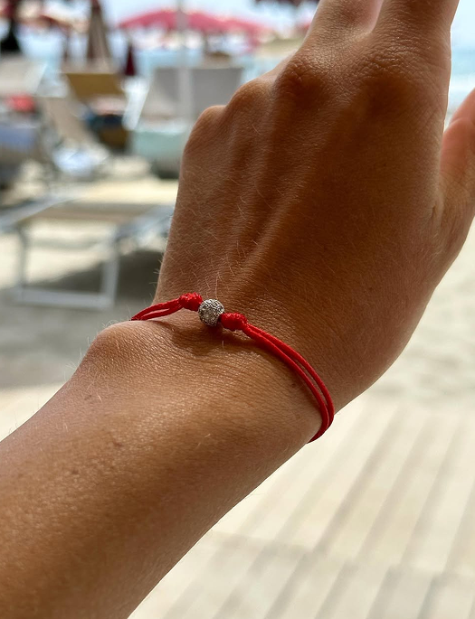 Як правильно носити червону нитку на руці