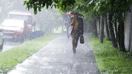 Синоптики розповіли, мешканцям яких областей у неділю варто очікувати дощів - 290x166