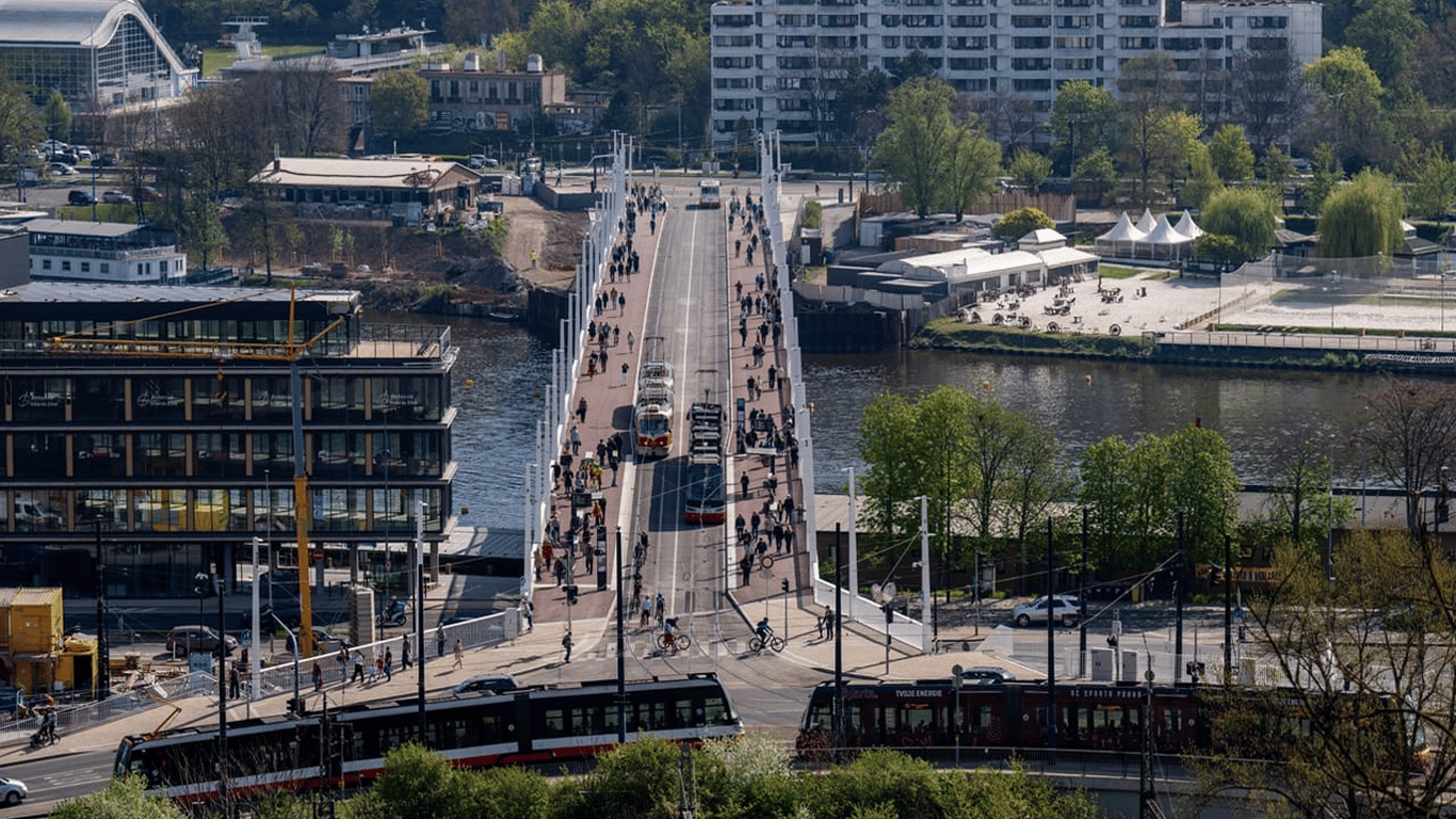 Новый мост через Влтаву: какие ограничения для авто и изменения маршрутов общественного транспорта