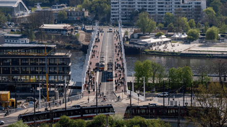 В Празі відкрили Дворецький міст: трамваї та автобуси змінили маршрути - 290x166