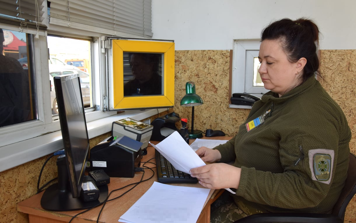 Чи можуть виїхати за кордон чоловіки-родичі загиблих військових