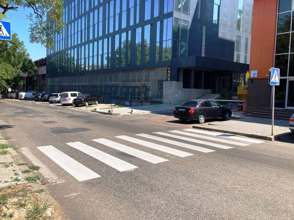 В Одесі оновлюють розмітку на пішохідних переходах біля шкіл - фото 1