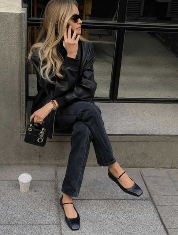 Женщина в стильном костюме и балетках "Мэри Джейн"