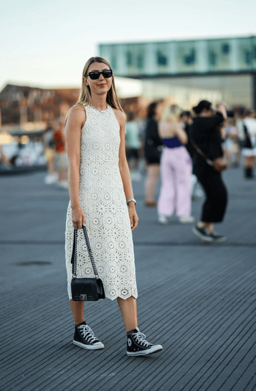 Стильні кеди доповнять навіть сукню