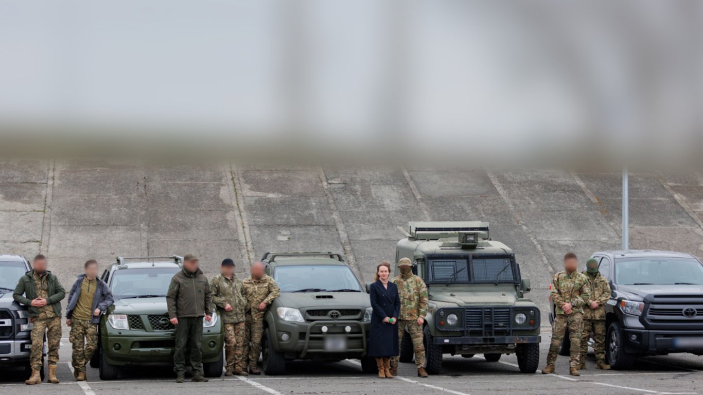 Захисники отримали ще п’ять автівок підвищеної прохідності від Фонду Вадима Столара