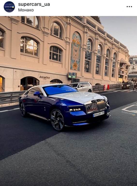 автомобіль Rolls-Royce Spectre на вулицях в Монако