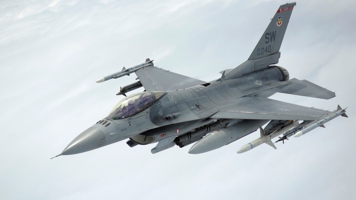 Західні ЗМІ повідомили, коли Україна може отримати винищувачі F-16