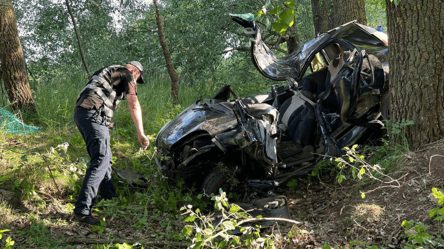 Автівку зім'яло, як папір: на Київщині сталася смертельна ДТП - 285x160