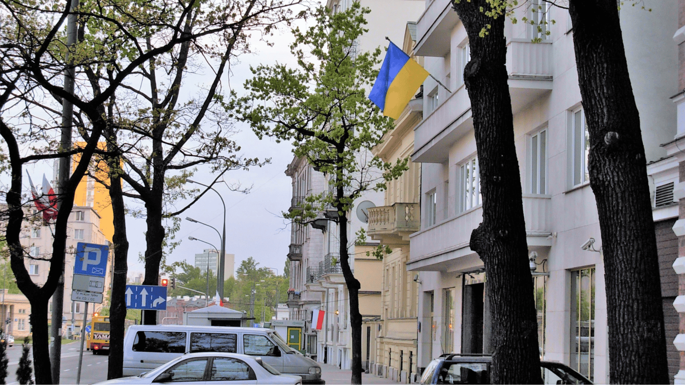 Украинское консульство в Польше приостановило прием граждан призывного возраста