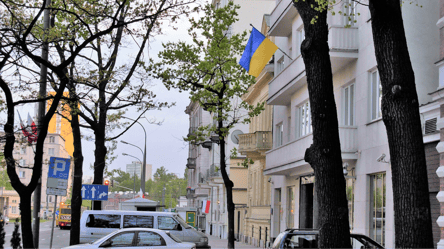 Українське консульство у Польщі призупинило прийом громадян призовного віку - 285x160